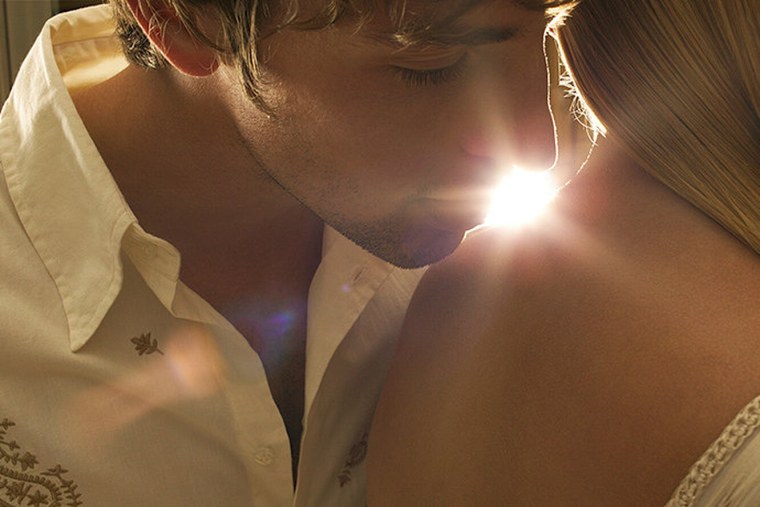 Губами по спине