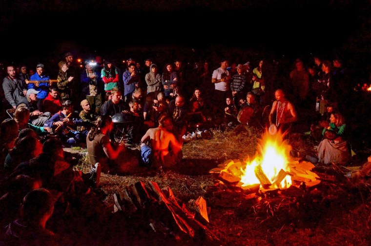 Компания у костра с гитарой