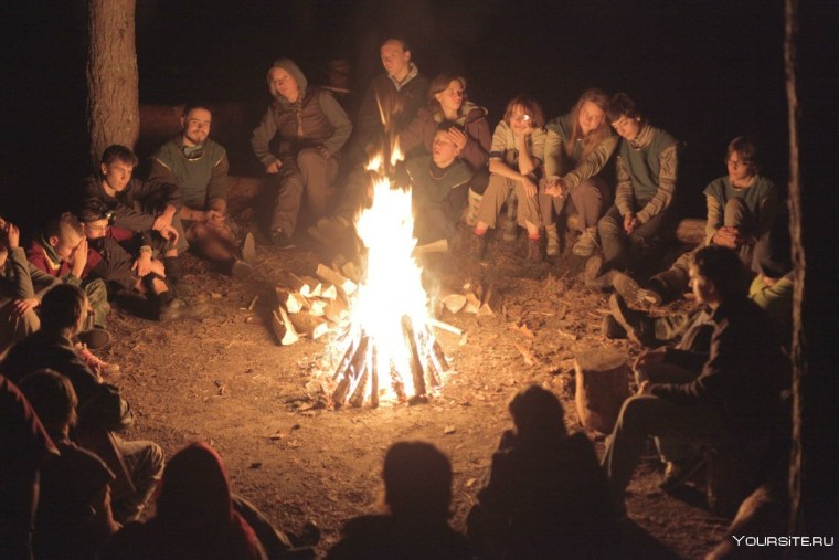 Люди вокруг костра
