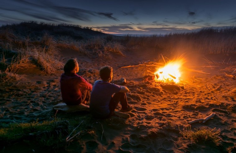 Люди у костра