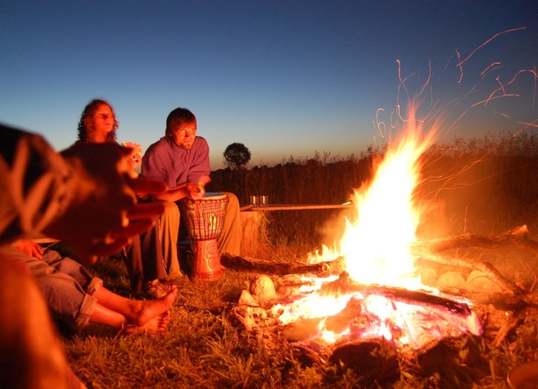 Люди у костра