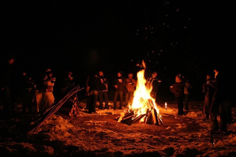 Посиделки у костра зимой