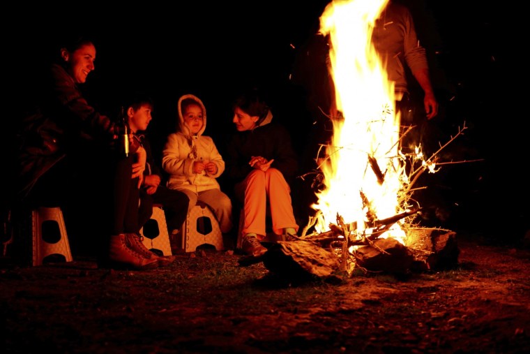 Дети вокруг костра
