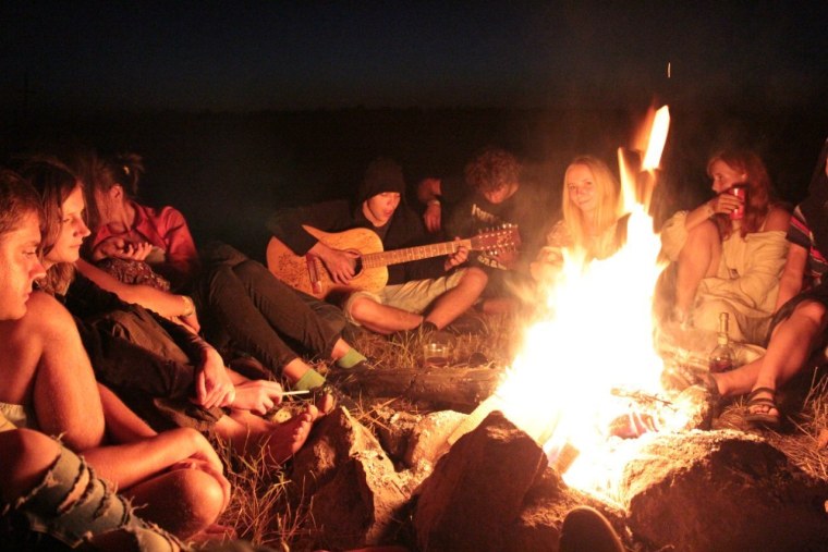 Друзья у костра с гитарой