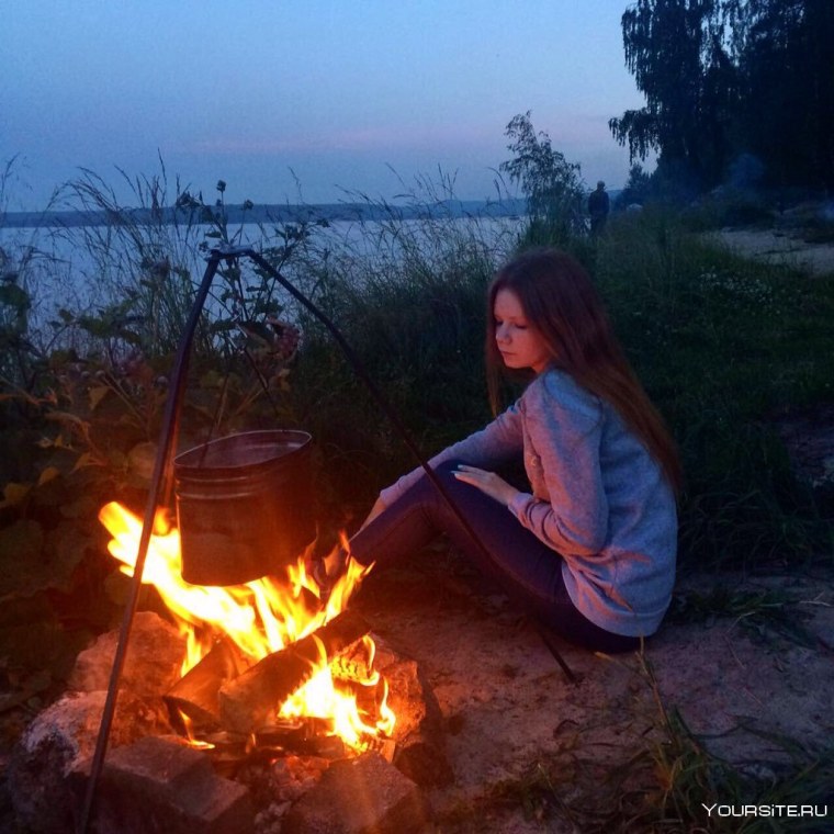 Девушка у костра