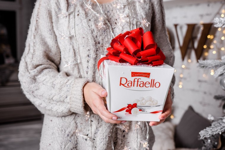 Рафаэлло в руках девушки