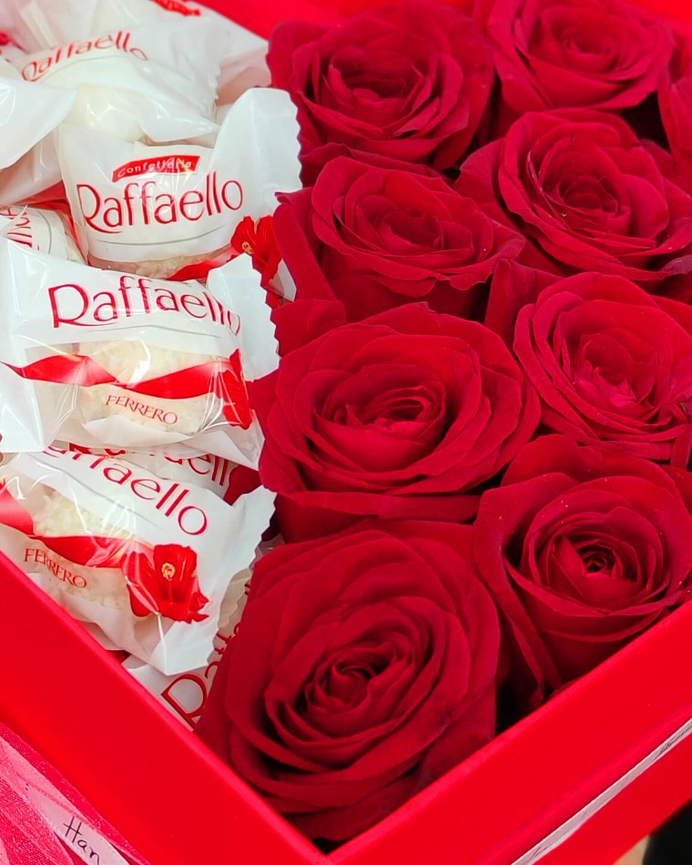 Красные розы и Рафаэлло