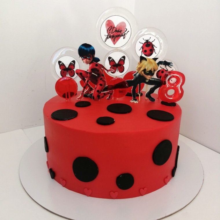 Торт леди баг с клубникой