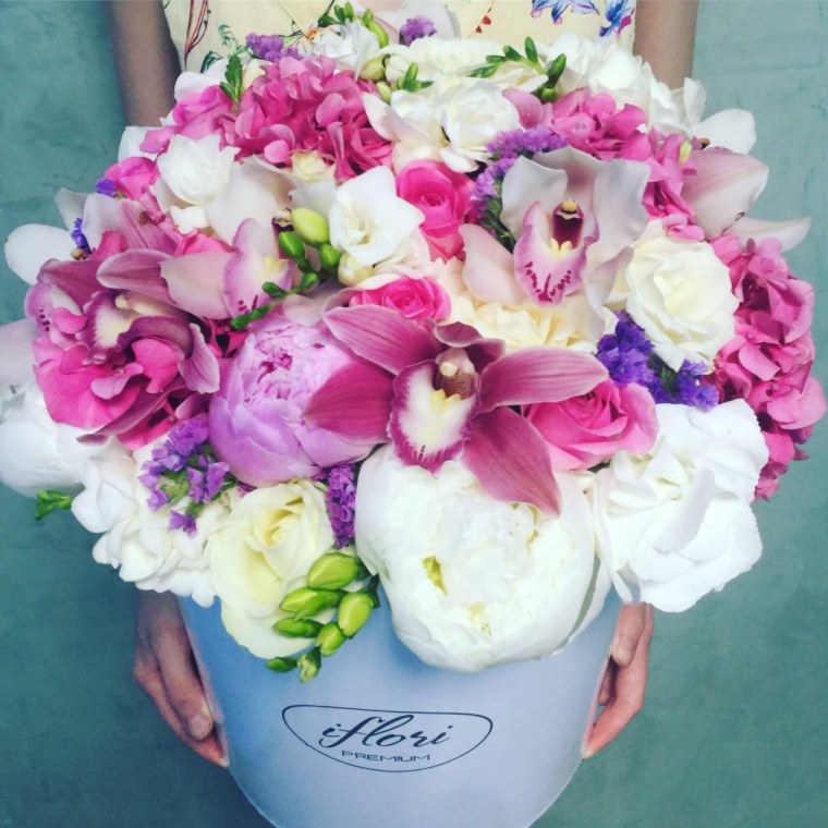 Букет с гортензией розами и орхидеями