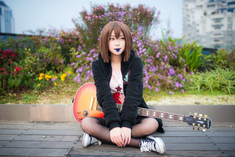 Юи Хирасава косплей с гитарой