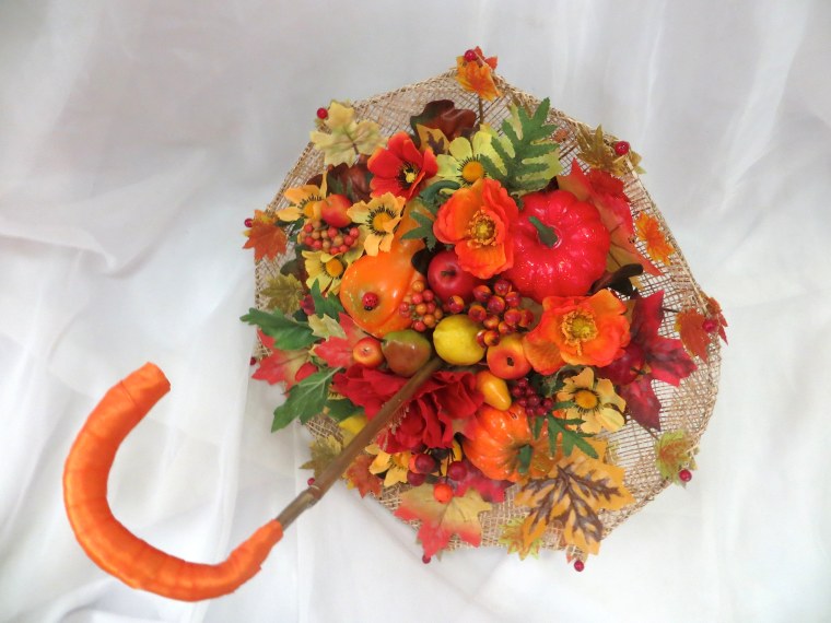 Осенняя композиция в зонтике