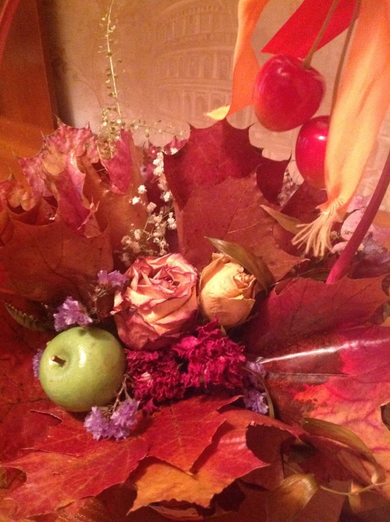 Осенняя экибана в школу с предметами и реквизитами школьных