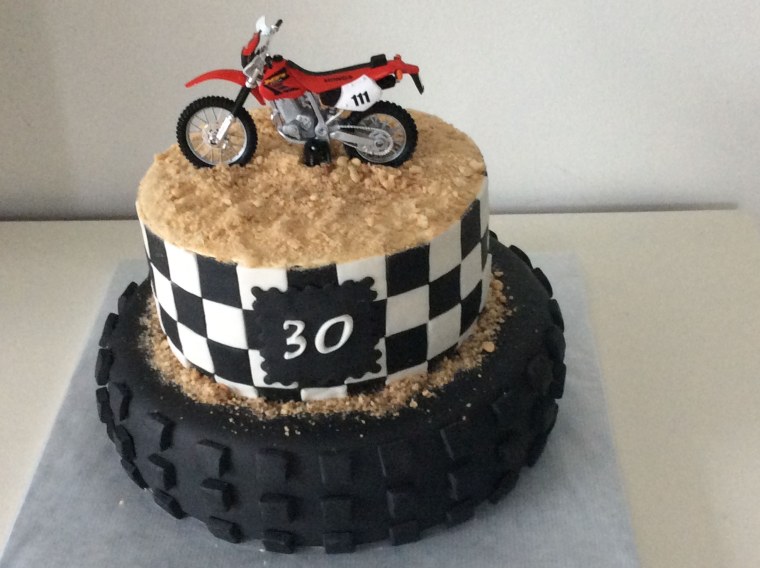 Торт с «мотоциклом»