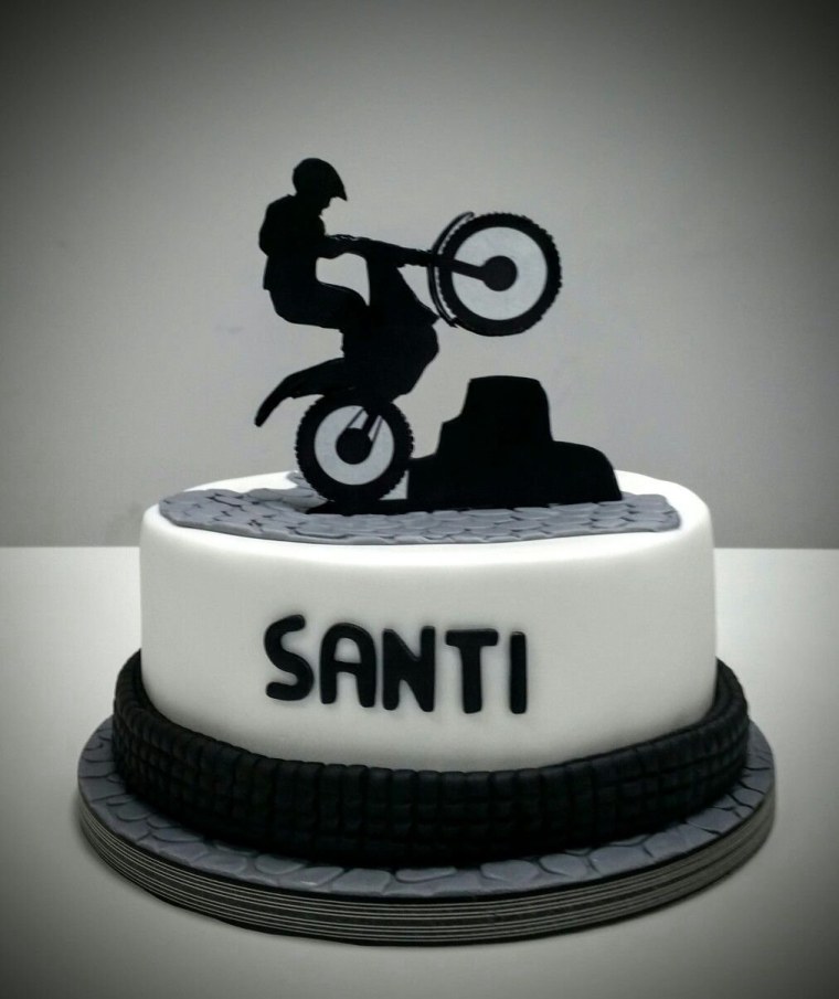 Торт со спортивным мотоциклом