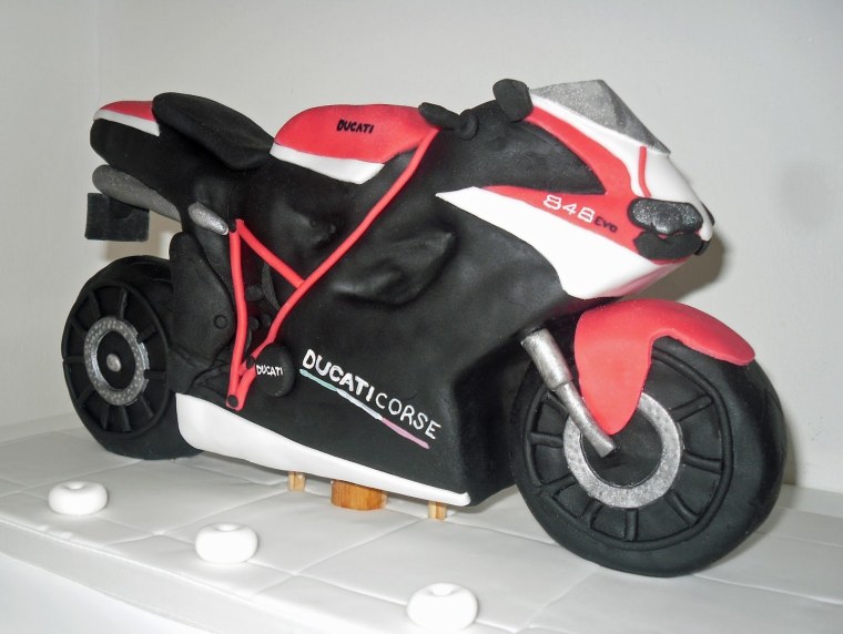 Торт в виде мотоцикла