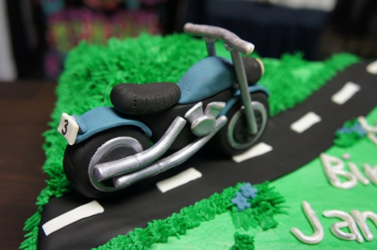 Торт в виде мотоцикла