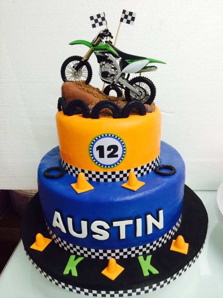 Торт с «мотоциклом»