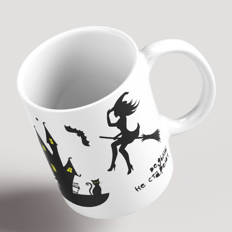 Кружка с надписью ведьмы не стареют