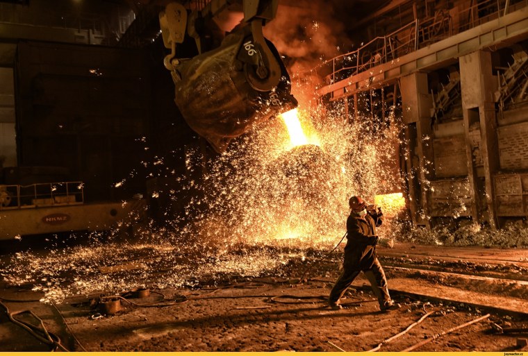 Человек на металлургическом заводе