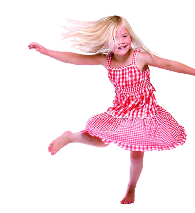 Смешная девочка танцует