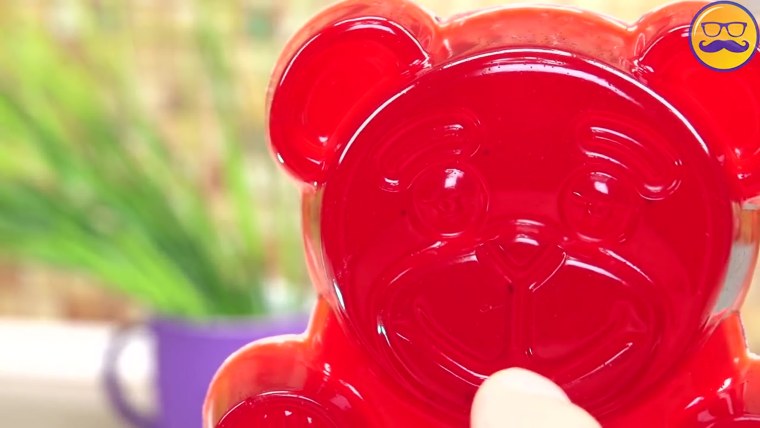 ЖЕЛЕЙНЫЙ медведь Валера на море