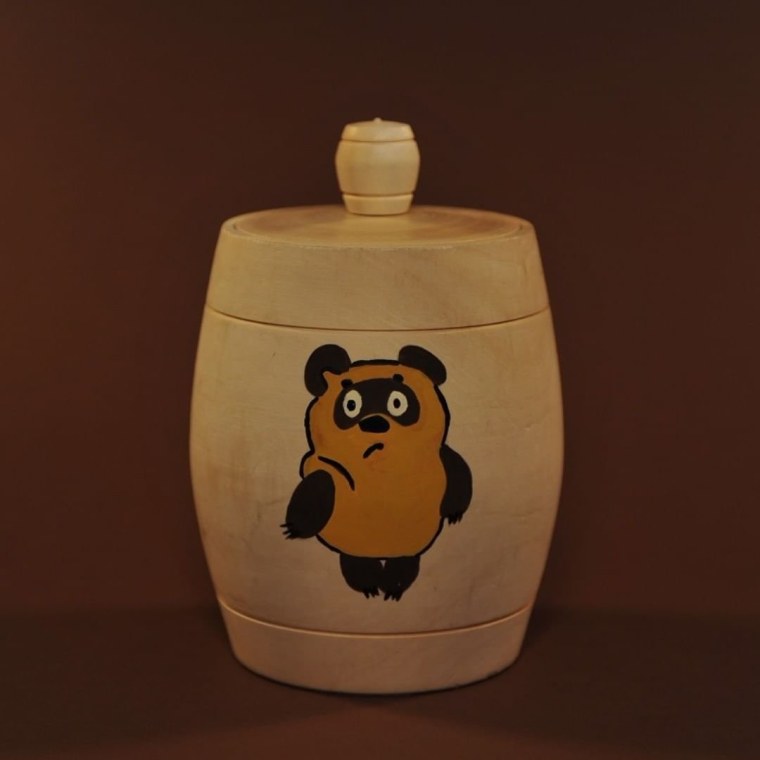 Винни пух с бочонком меда