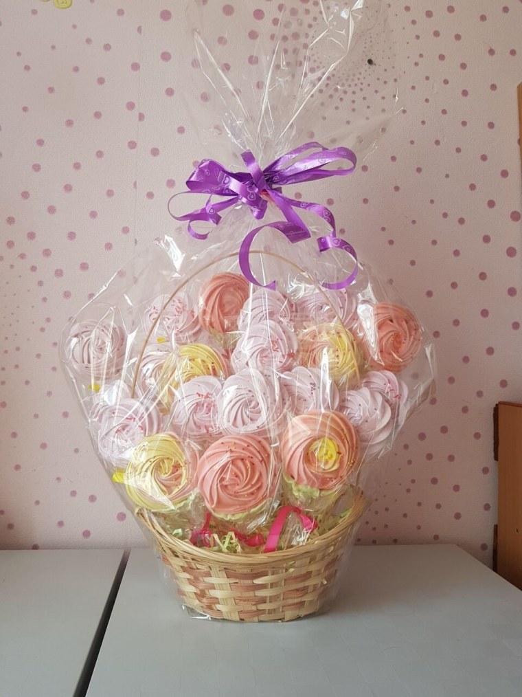 Букеты из меренги в корзинках