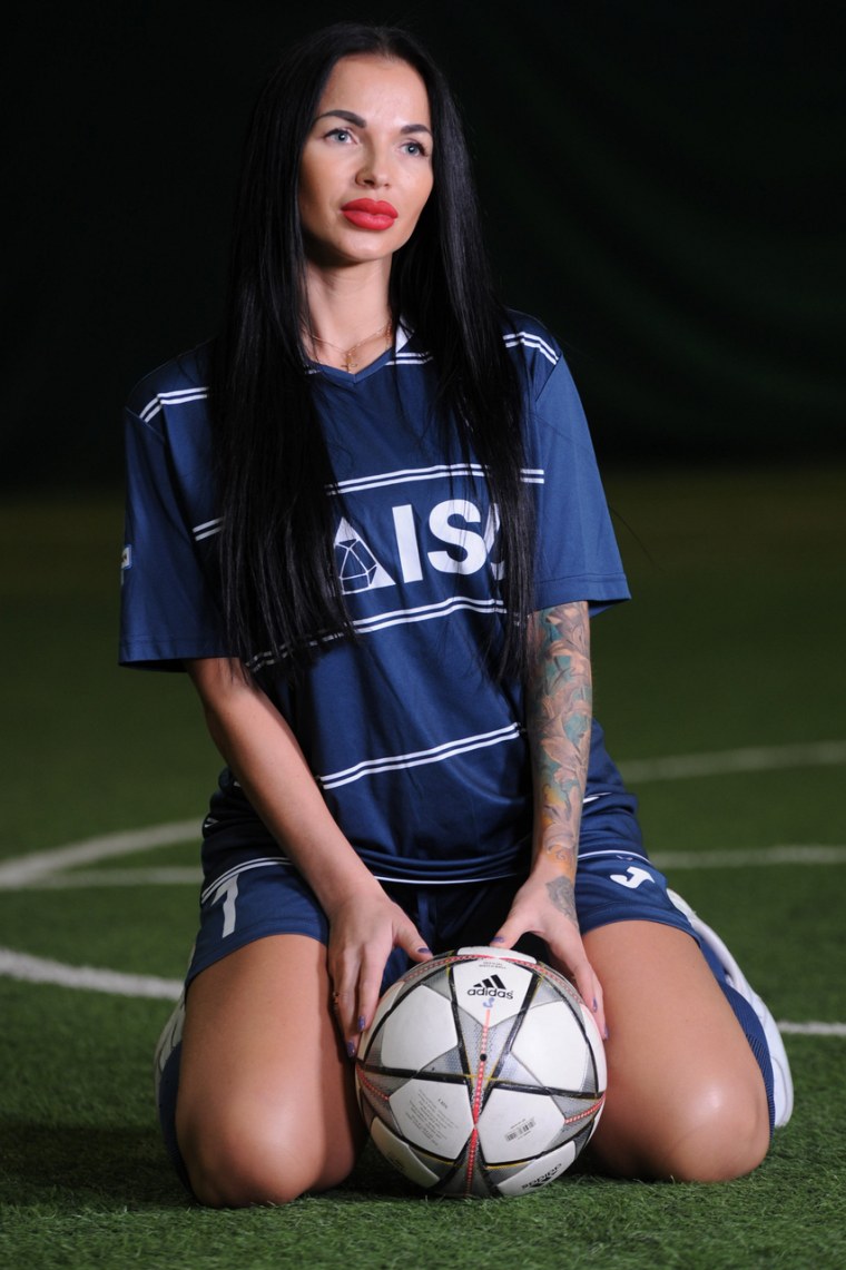 Красивые девушки в футбольной форме