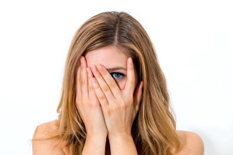 Девушка прикрывает глаза рукой