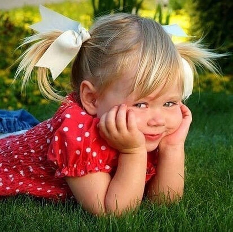 Девочка улыбается