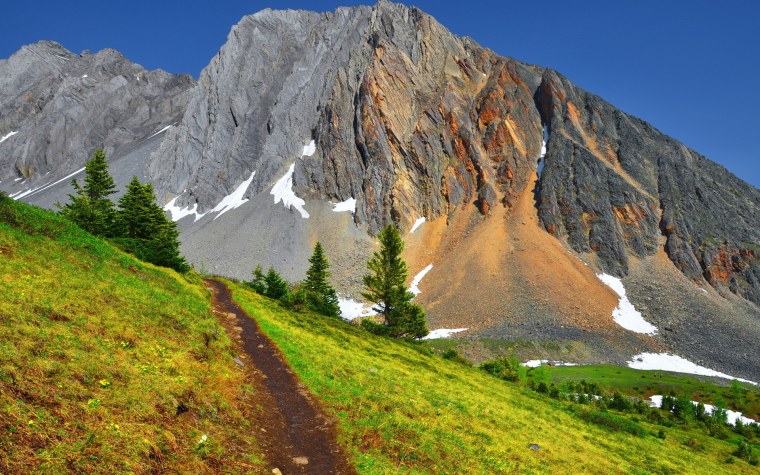 У подножия горы