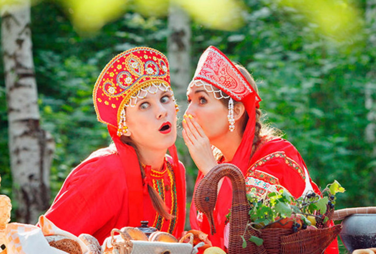 Две девушки в кокошниках