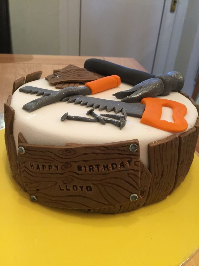 Торт в виде инструментов