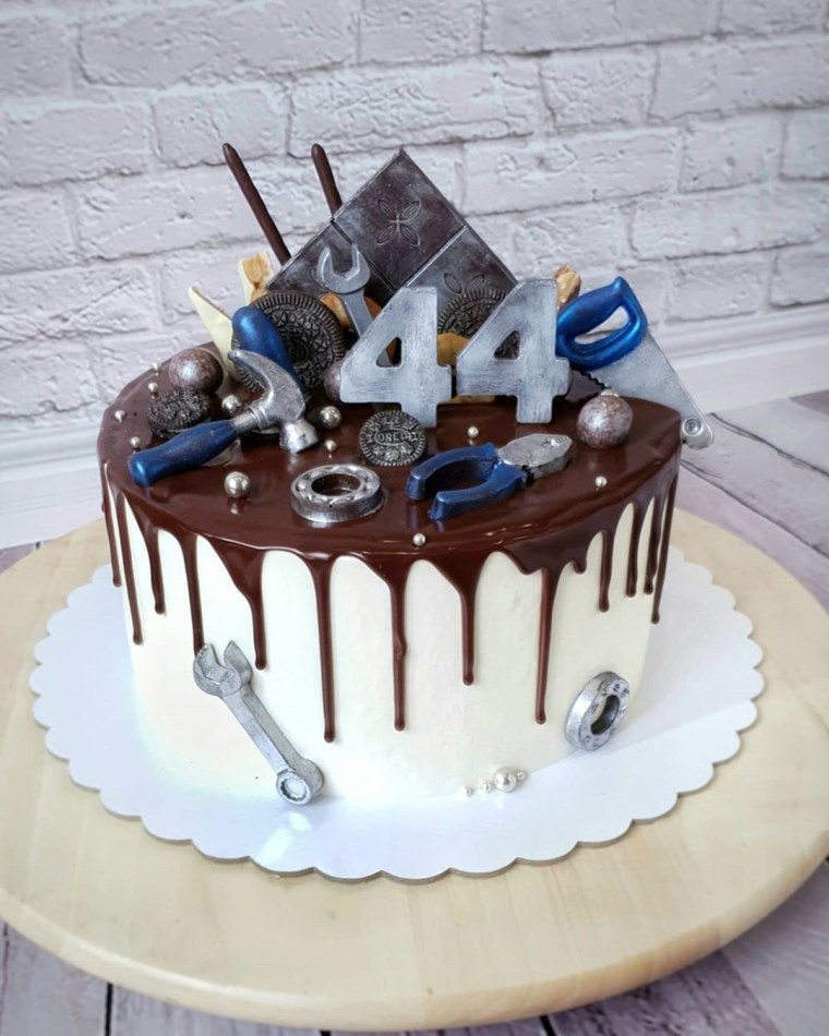 Торт с инструментами для мужчины