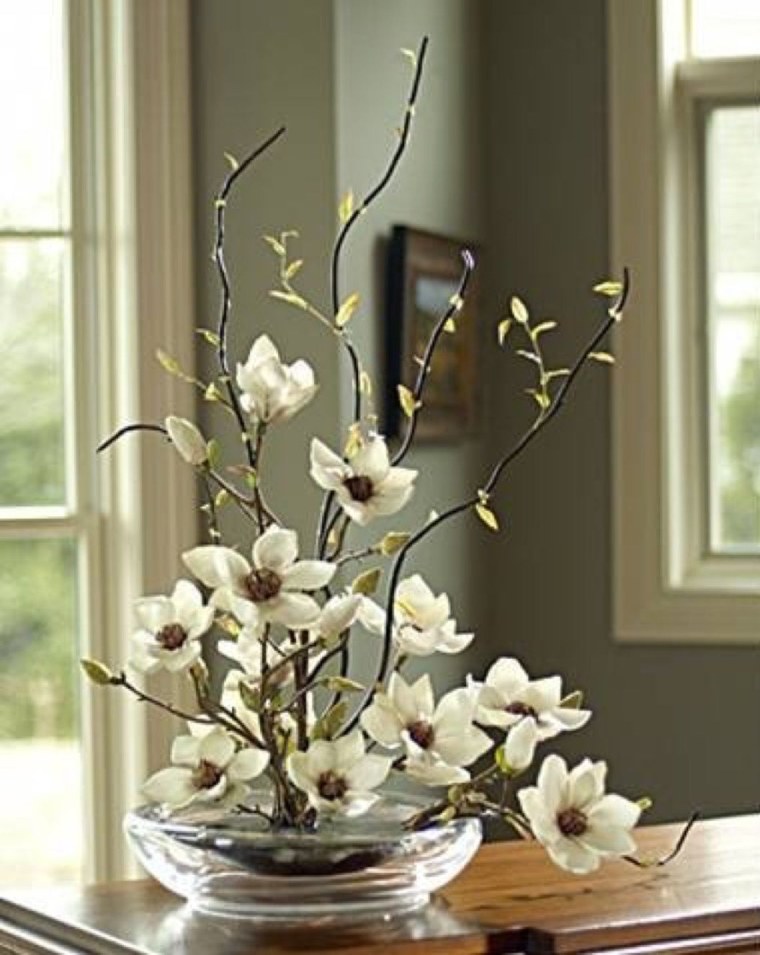 Икебана с магнолией