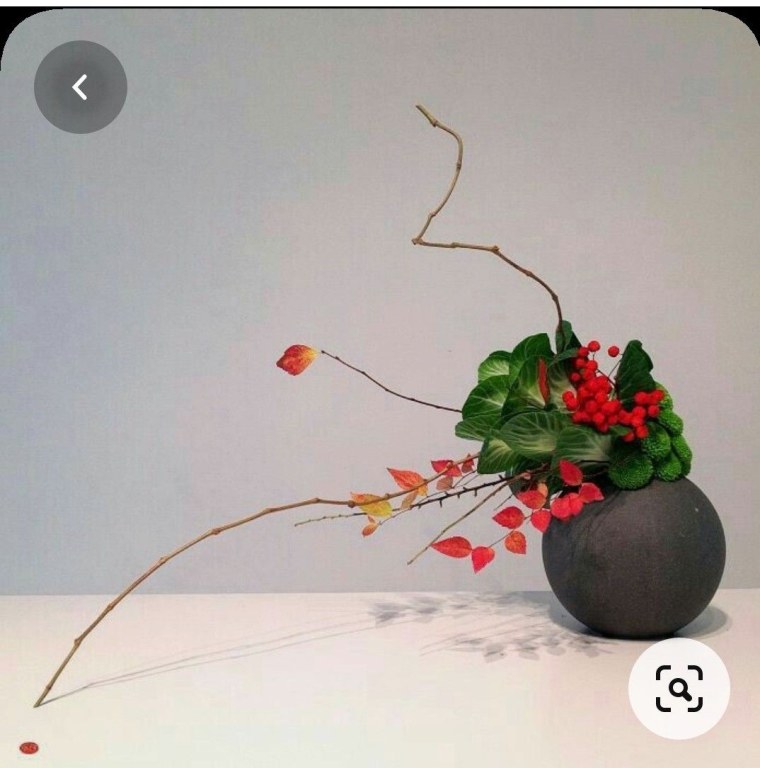 Икебана в круглой вазе