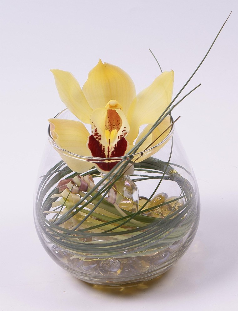 Композиция с орхидеями в стеклянной вазе