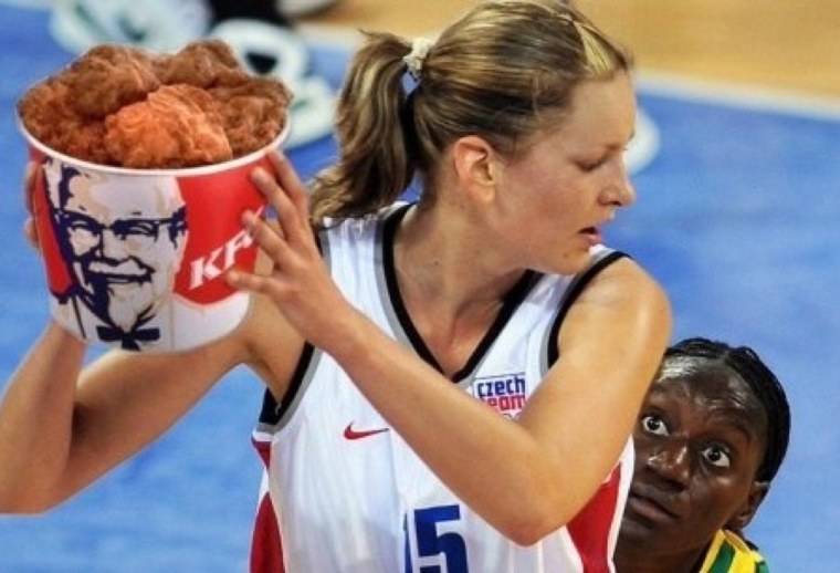 Смешная баскетболистка