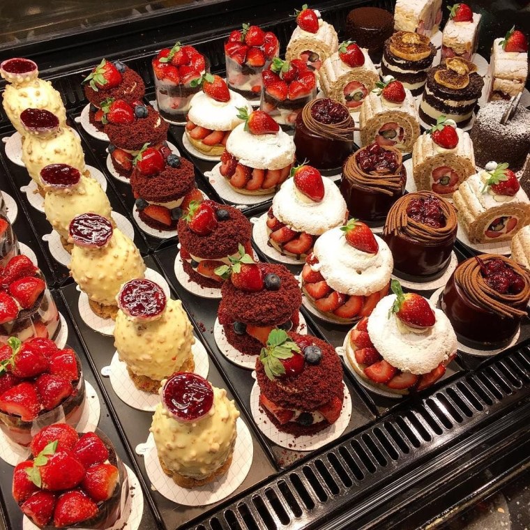 Много пирожных