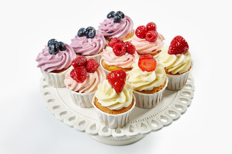 Пирожное на белом фоне