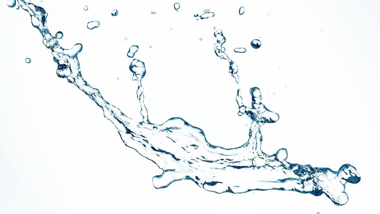 Брызги воды на белом фоне