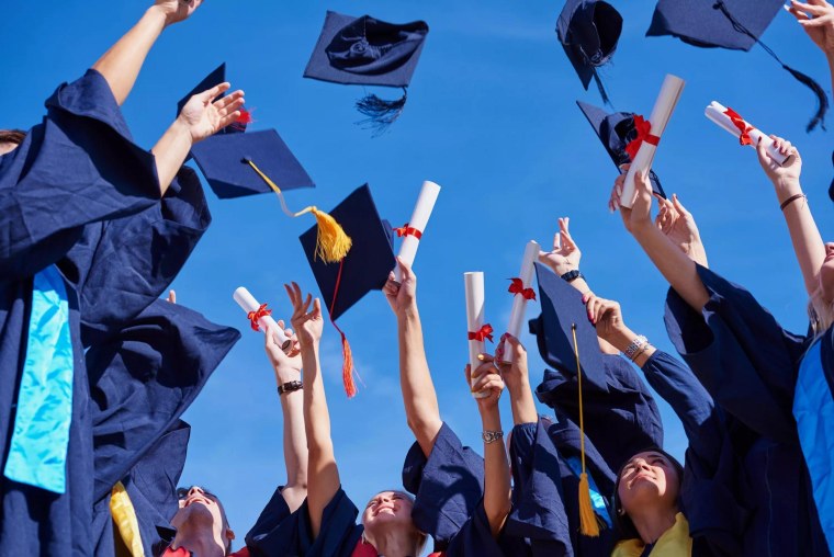 Студенты выпускники