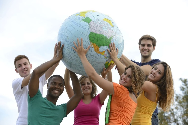 Земной шар с людьми