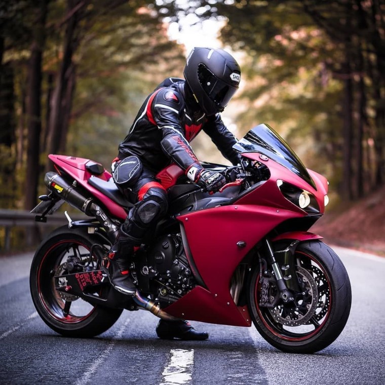 Yamaha r6 черный с мотогонщиком