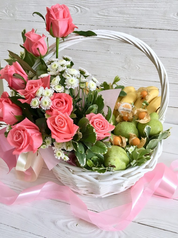 Корзинка с живыми цветами