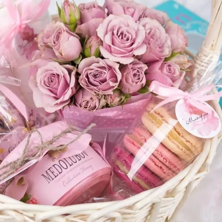 Корзина с цветами и сладостями