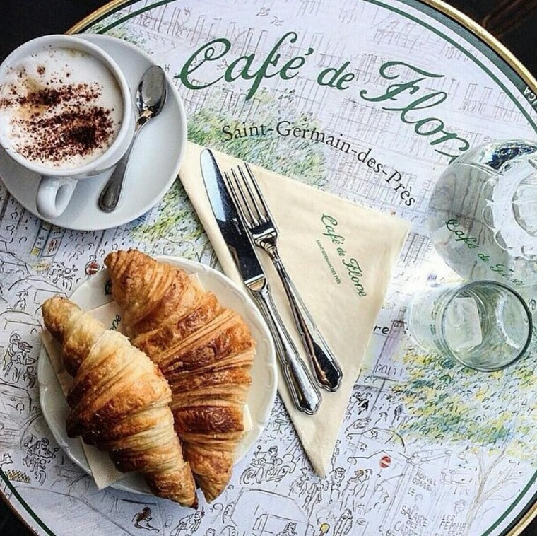 Французский завтрак с круассаном