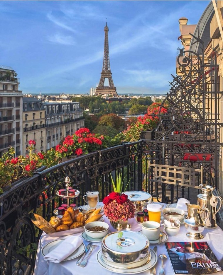 Завтрак с видом на Эйфелеву башню в Париже