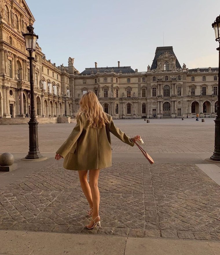 Девушка возле Лувра