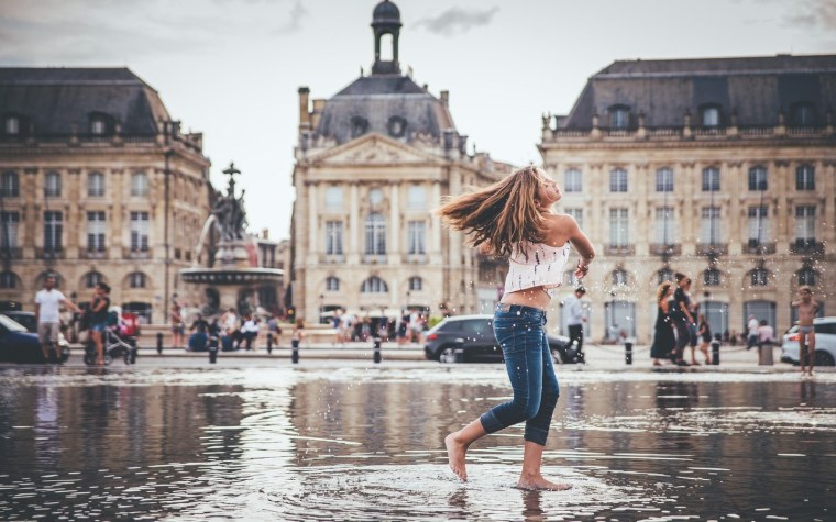 Девушка в луже